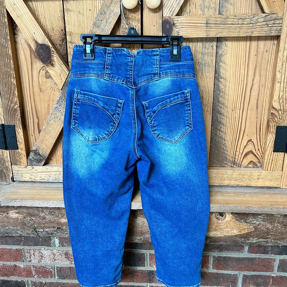 Women’s denim Capri pants. - Picture 2 of 4